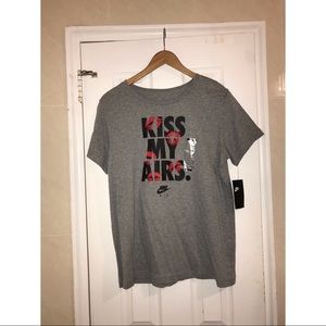 NIKE W NSW T-SHIRT KISS AIRS CREW